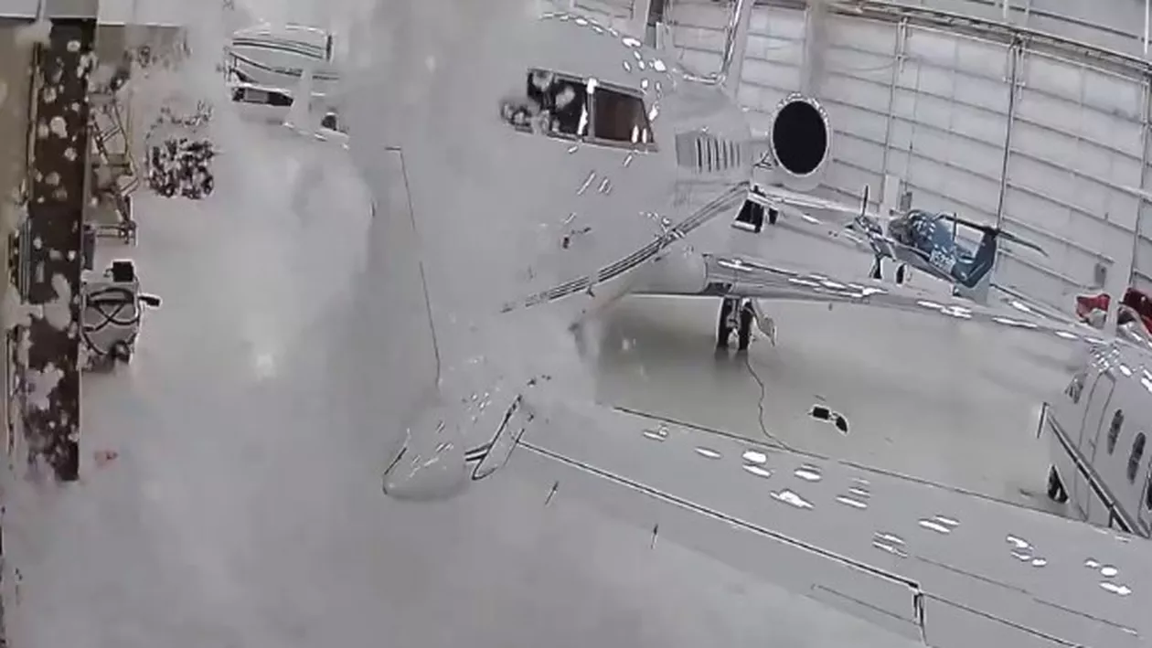 Avioane private, avariate pe aeroportul McKinney din Dallas. Sistemul de stingere a incendiilor cu spumă s-a activat accidental (VIDEO)