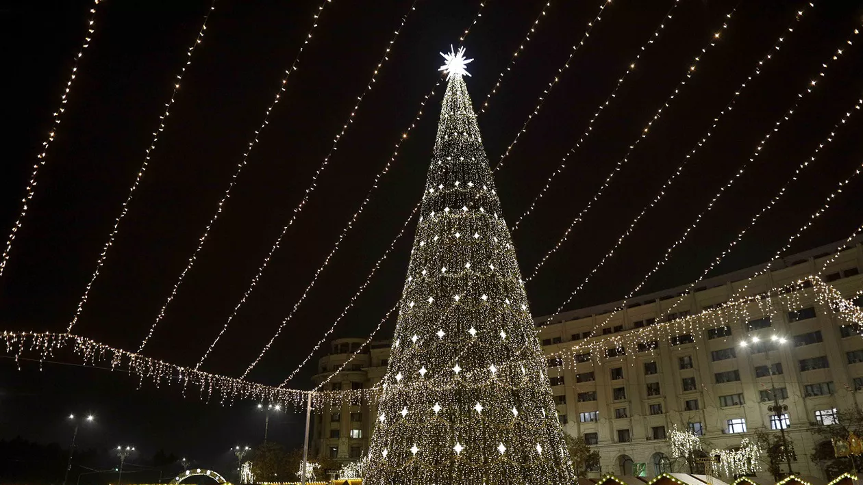 Primele imagini de la târgul de Crăciun din Piața Constituției. Nicușor Dan: Am făcut probe de lumini și totul arată spectaculos (FOTO)