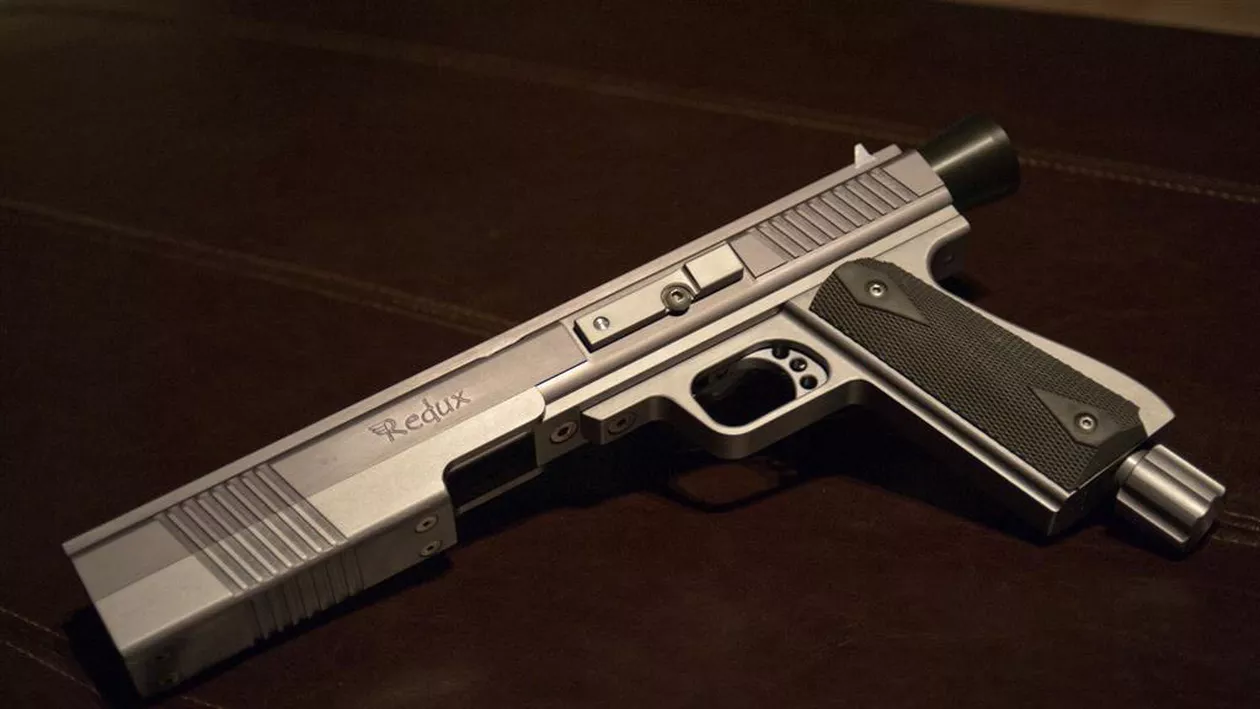 Un bărbat din Ilfov a fost jefuit sub amenințarea unui pistol de paintball / Mașina sa, găsită incendiată