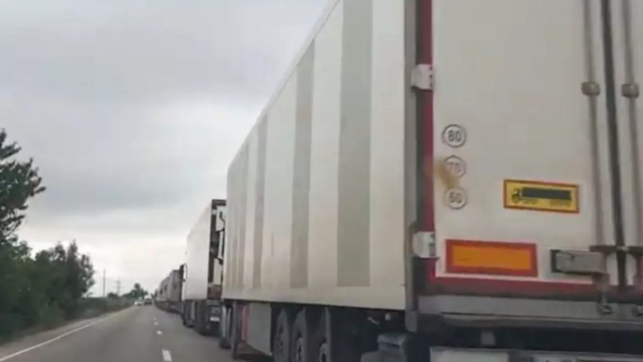 Șoferii sunt cu nervii la pământ! Tiruri blocate de peste trei zile pe drumul spre Portul Constanța: „Nu au avansat deloc”