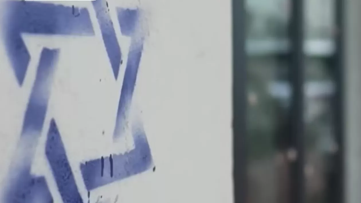 Doi moldoveni, arestați în Franța, după ce au desenat Steaua lui David pe zidurile din Paris / Cine i-ar fi îndemnat să facă acest lucru