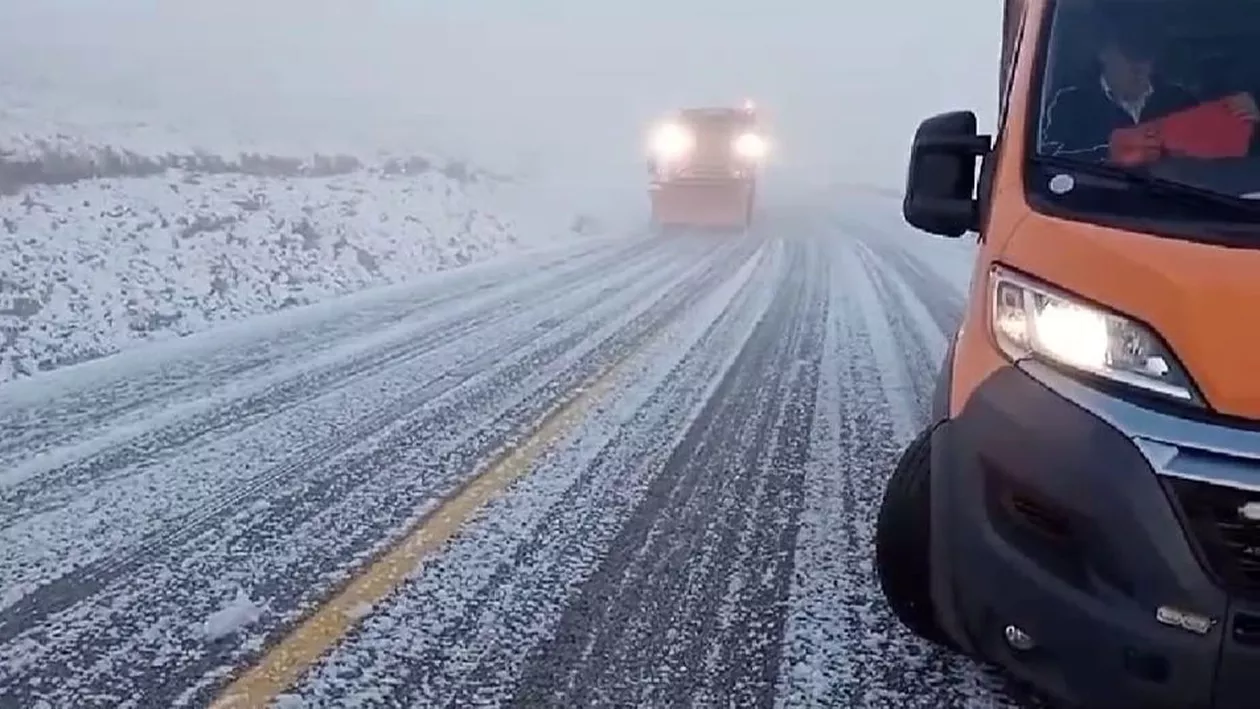 O furtună de grindină a suprins turiștii de pe Transalpina. „A căzut din cer atâta gheaţă cum n-am văzut de câţiva ani de când trăiesc aici”