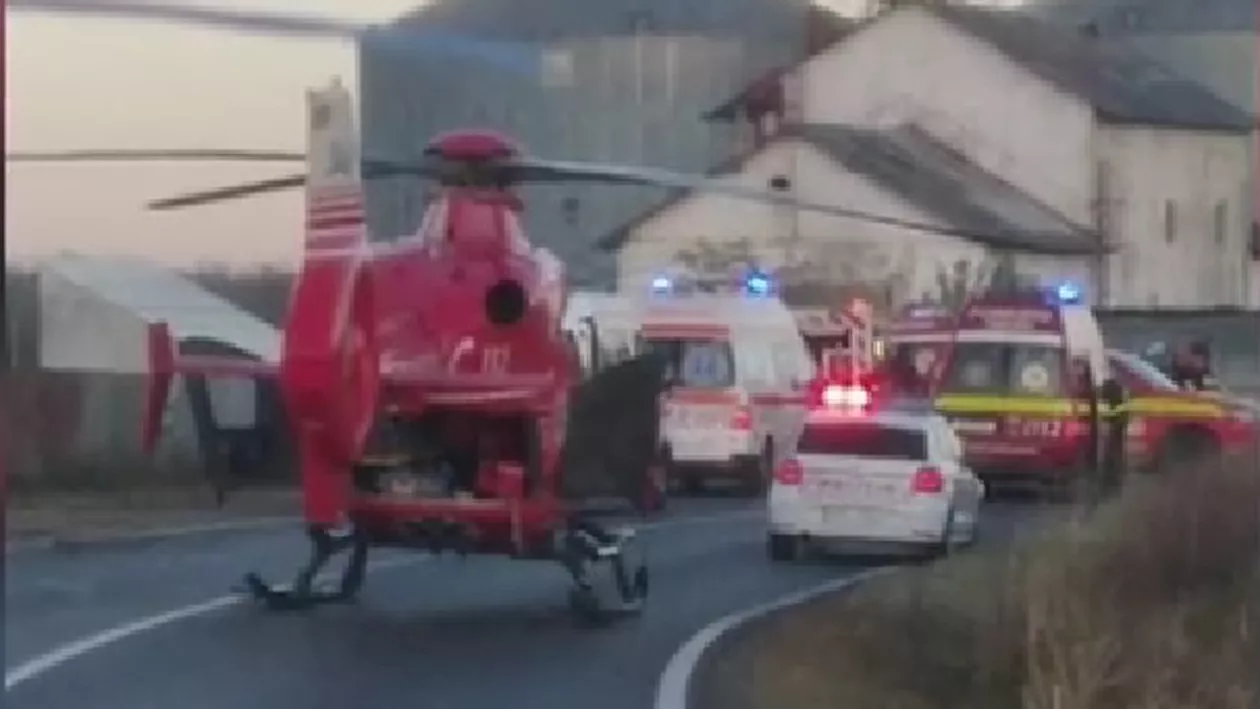 Trei morți și opt răniți după un accident între o mașină și un microbuz. ISU Galați: O persoană în stare foarte gravă a fost preluată de elicopter (VIDEO)