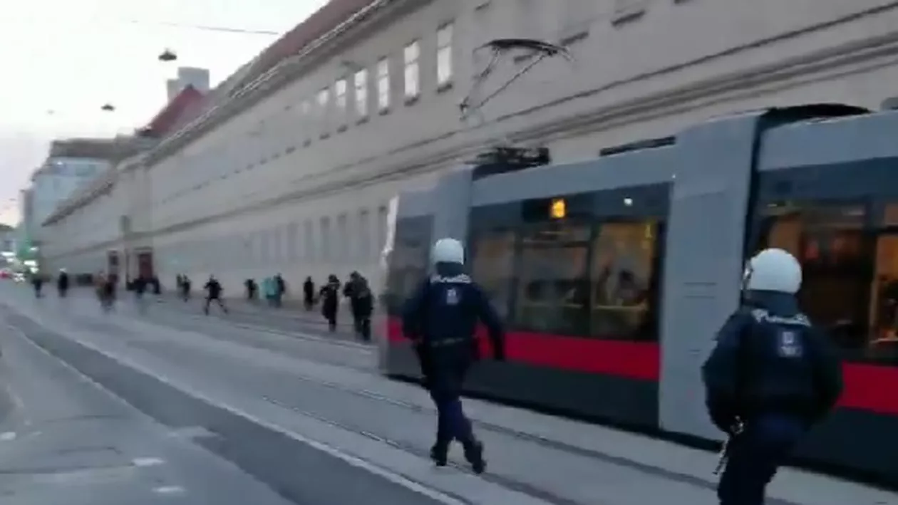 Poliția austriacă a escortat în alergare un tramvai pentru a evita noi incidente între extremiștii de dreapta și cei de stânga, după ciocnirile de la Universitatea din Viena (FOTO, VIDEO)