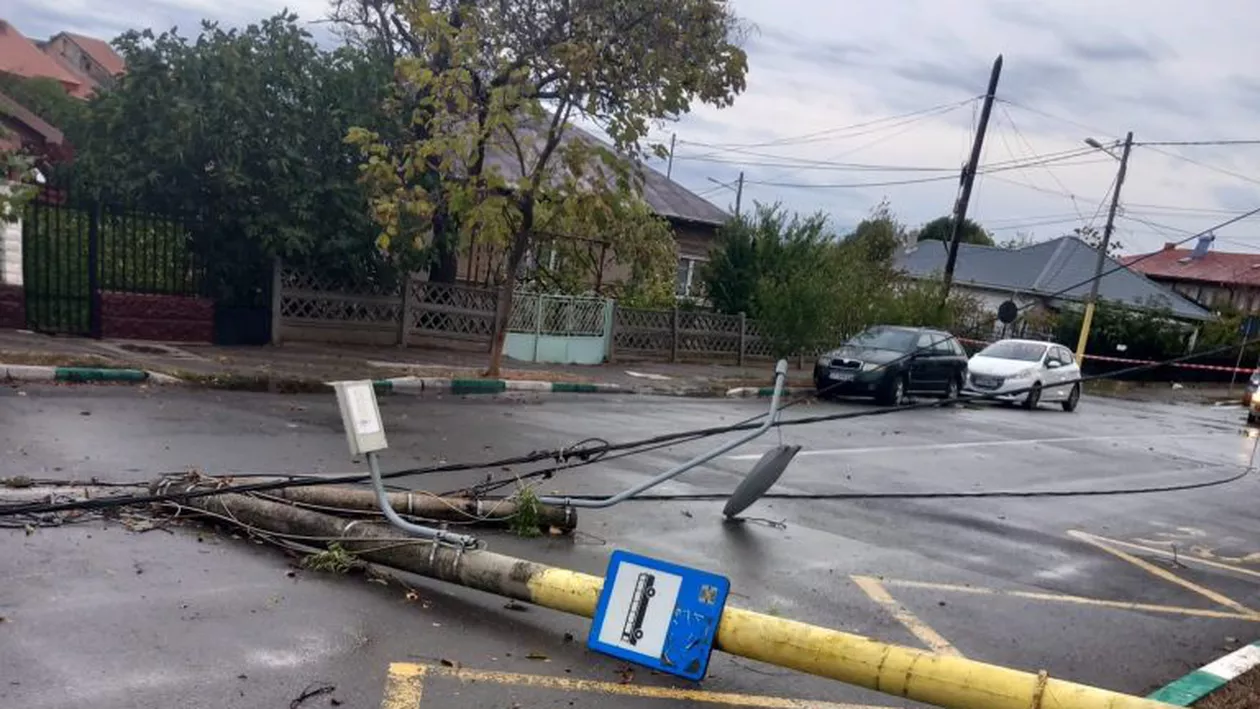 Furtunile au făcut prăpăd în estul țării. Mai mulți copaci și stâlpi de electricitate au fost doborâți. Cum va fi vremea duminică, 5 noiembrie