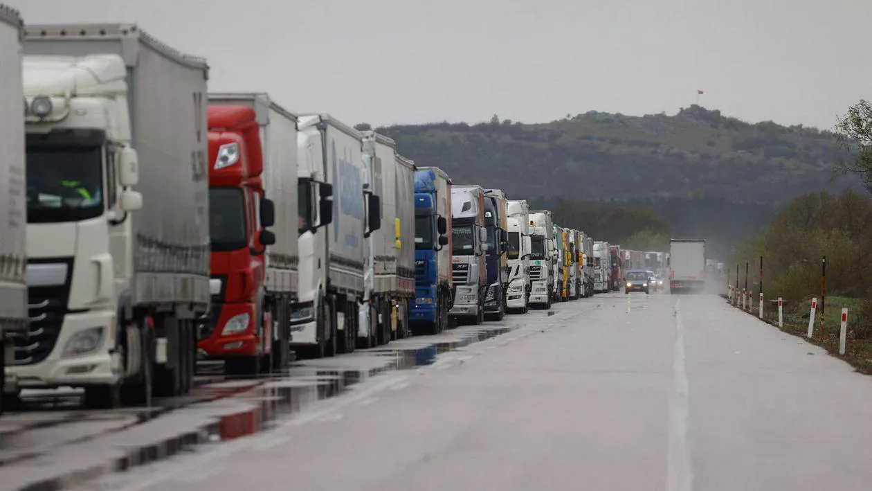 Transportatorii slovaci au amenințat că vor bloca principala trecere a frontierei cu Ucraina / Cer limitarea concurenței