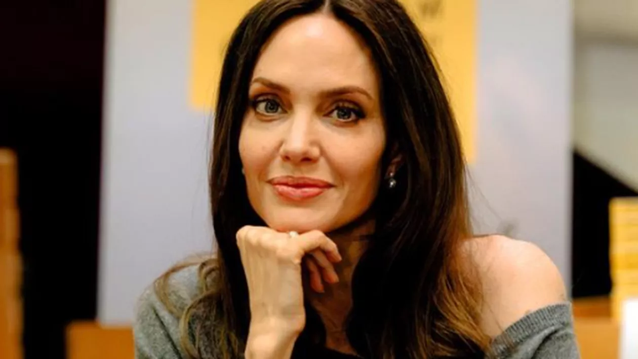 Angelina Jolie, într-o relație cu un bărbat mult mai tânăr. Este un celebru cântăreț. Unde au fost surprinși cei doi