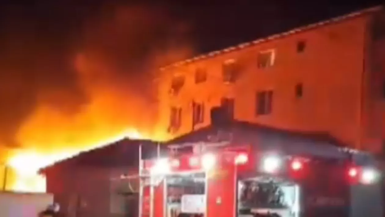 Panică într-un bloc cu patru etaje din Arad, după ce faţada acestuia s-a aprins de la o anexă cuprinsă de flăcări. Locatarii au ieşit în stradă