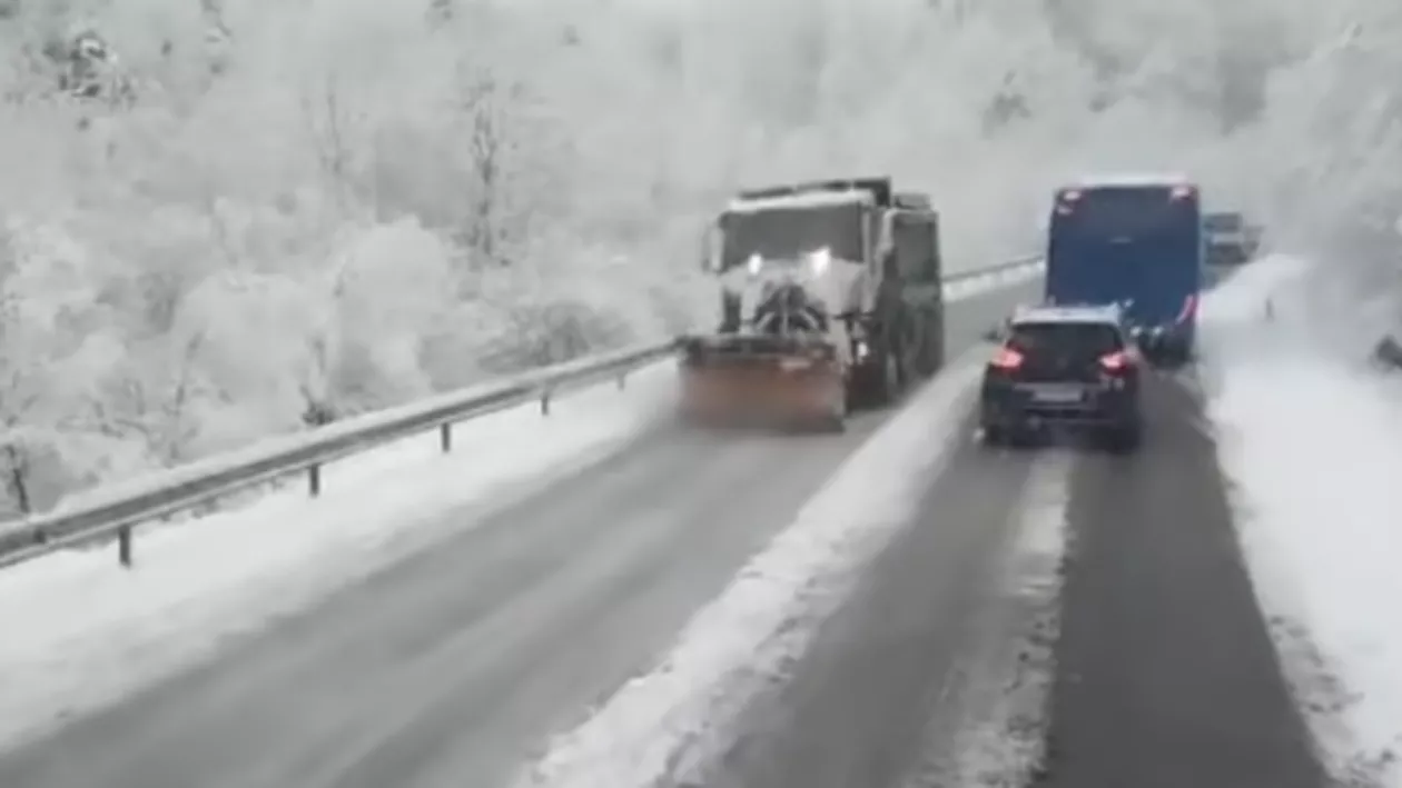 Mai multe vehicule au rămas blocate pe DN 17, în localitatea Păltinoasa, din cauza zăpezii. Lapoviţă şi ninsoare în zona de munte (VIDEO)