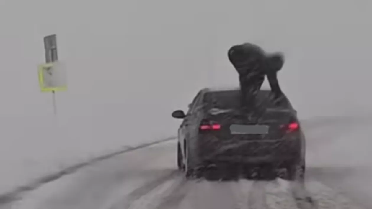 Tânăr din Vaslui, surprins în timp ce sărea pe portbagajul unei mașini care derapa. Imaginile au devenit virale (VIDEO)
