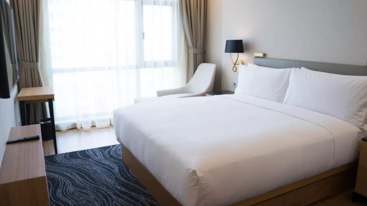 Unde ar trebui să îți pui bagajele când ajungi într-o cameră de hotel
