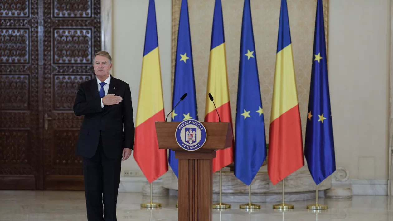Iohannis n-a invitat USR și AUR la recepția de 1 Decembrie. Simion: „Vrea să reducă cheltuielile după celebrul turneu african unde s-a întâlnit cu Regele Simba”