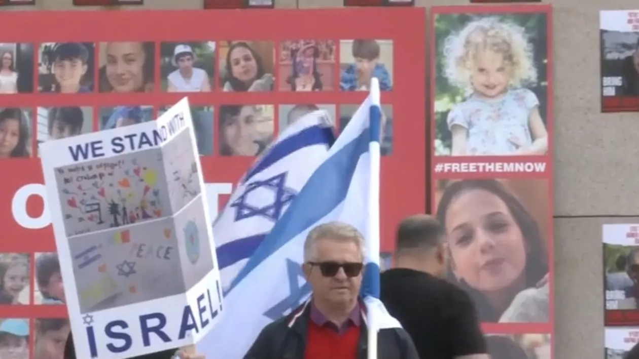 Protest pro Israel, în centrul Capitalei. Mitingul, pentru eliberarea ostaticilor deținuți de Hamas și pentru comemorarea victimelor.  Masacrul din 7 octombrie, făcut de niște oameni barbari” (VIDEO)