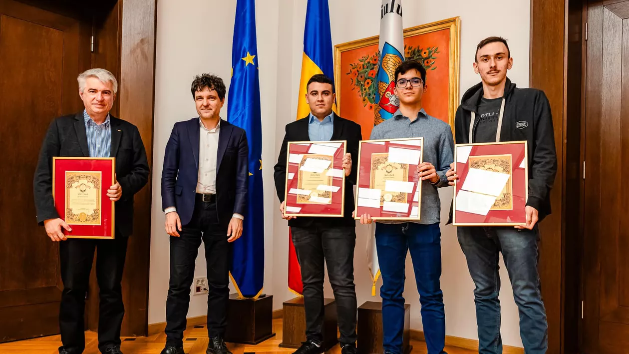 Trei elevi care au luat aurul la Olimpiada Internațională de Matematică vor aprinde iluminatul festiv în București (FOTO)