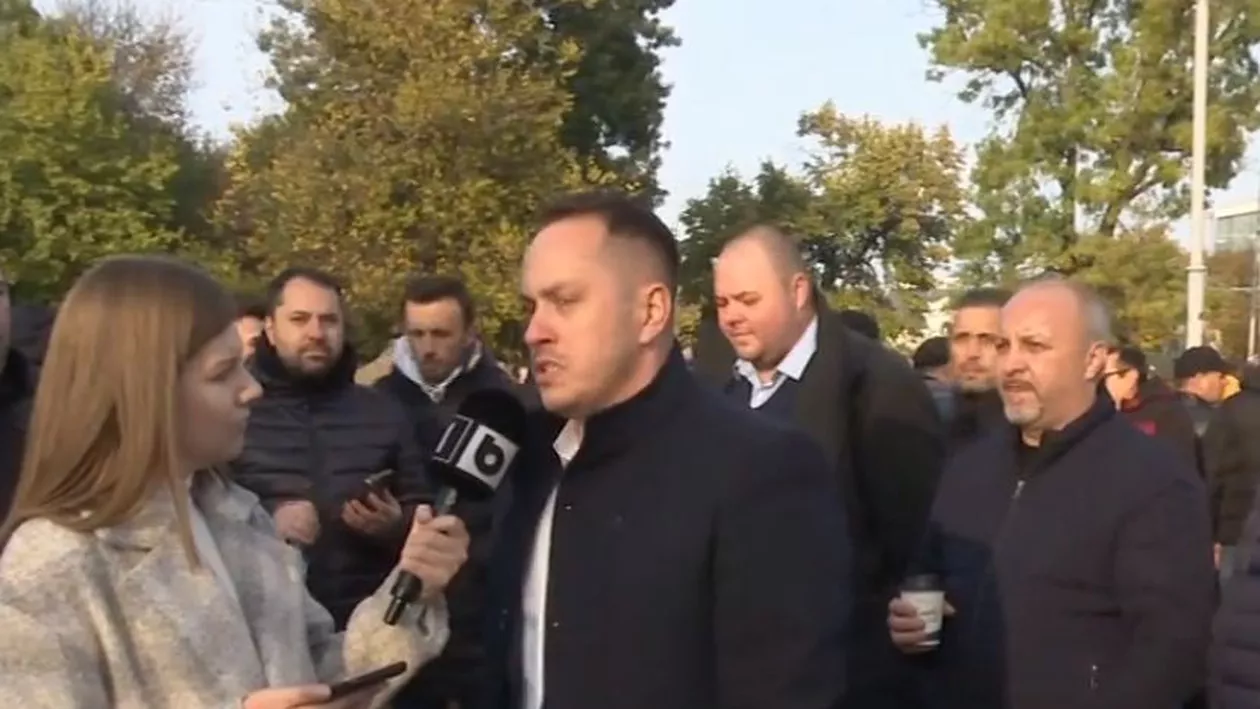 Circa 2.000 de angajați ai Metrorex protestează în Piața Victoriei: Rămânem fără sporuri, deși lucrăm în aceleași condiții de toxicitate (VIDEO)