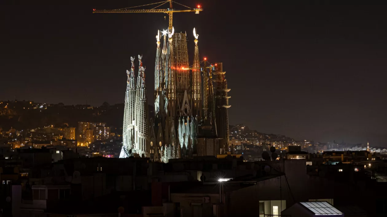 Sagrada Familia și-a luminat pentru prima dată cele patru turnuri. Turiștii, martori la evenimentul impresionant (VIDEO)