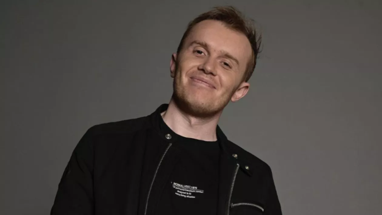 „Ne trebuie un scandal”. Cum a colaborat comediantul Ionuț Rusu cu Lucian Viziru pentru filmul „Norocoșii: Scapă cine poate”