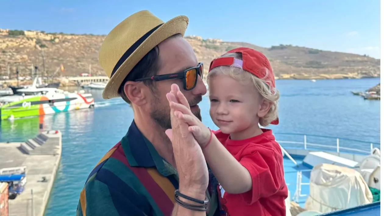 Dani Oțil este priceput și în altă meserie. El și-a tuns singur fiul, după o lungă muncă de convingere