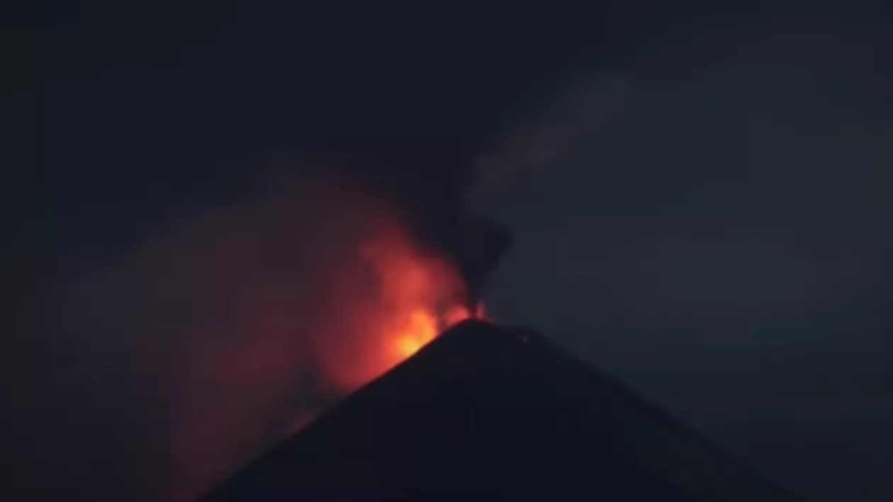 Vulcanul Kliucevskoi din Rusia a erupt. Cenușa a fost aruncată 14 kilometri în aer