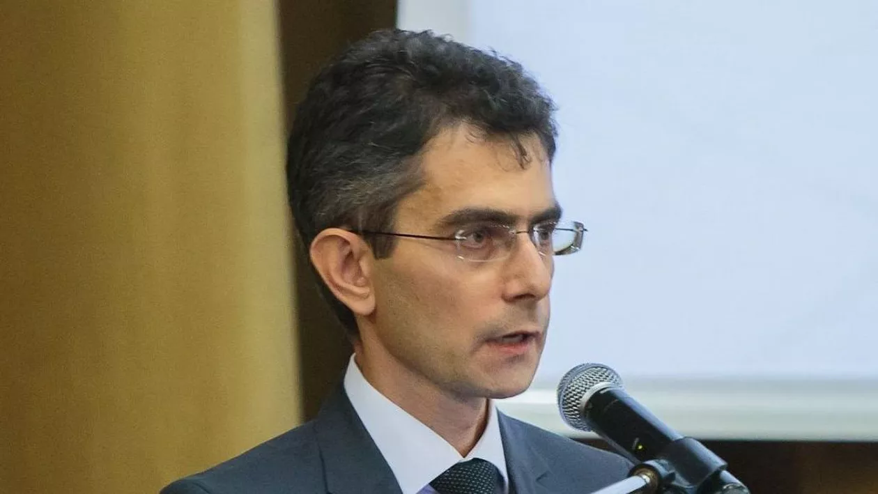 Subprefectul de Iași, susținut de PNL, a demisionat din funcție. În presa locală au apărut poze în care apare în pat alături de o tânără