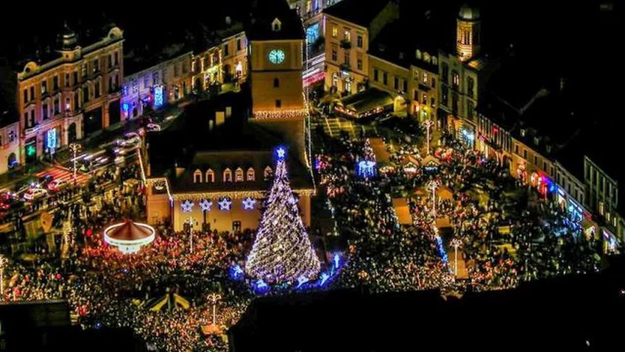 Tun de zăpadă amplasat în Piața Sfatului din Brașov. Turiștii se vor bucura de zăpadă chiar și când nu ninge