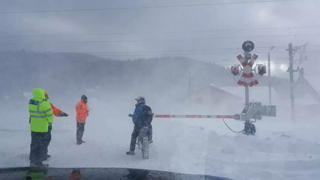 Avertizare de călătorie: CFR închide rute feroviare importante din cauza ninsorii abundente