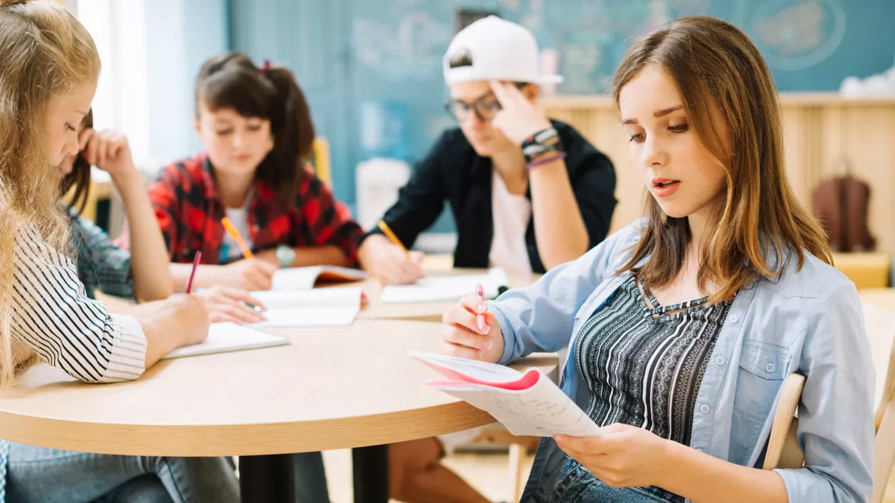 Schimbările de programă, materia stufoasă și elevi neatenți - motivele pentru care profesorii de la școală cu greu își pot desfășura orele de Limba și Literatura Română