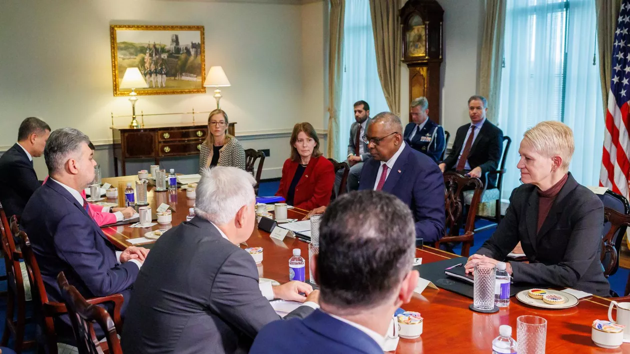 Premierul Ciolacu s-a întâlnit în SUA cu șeful Pentagonului, Lloyd Austin (FOTO)
