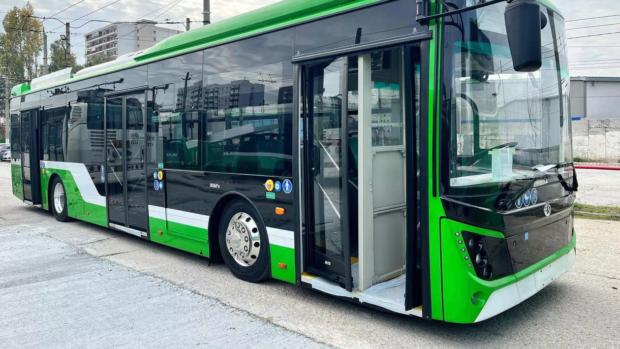 Primele autobuze electrice cumpărate de Primăria Capitalei intră de sâmbătă pe trasee / Pe ce linii vor circula