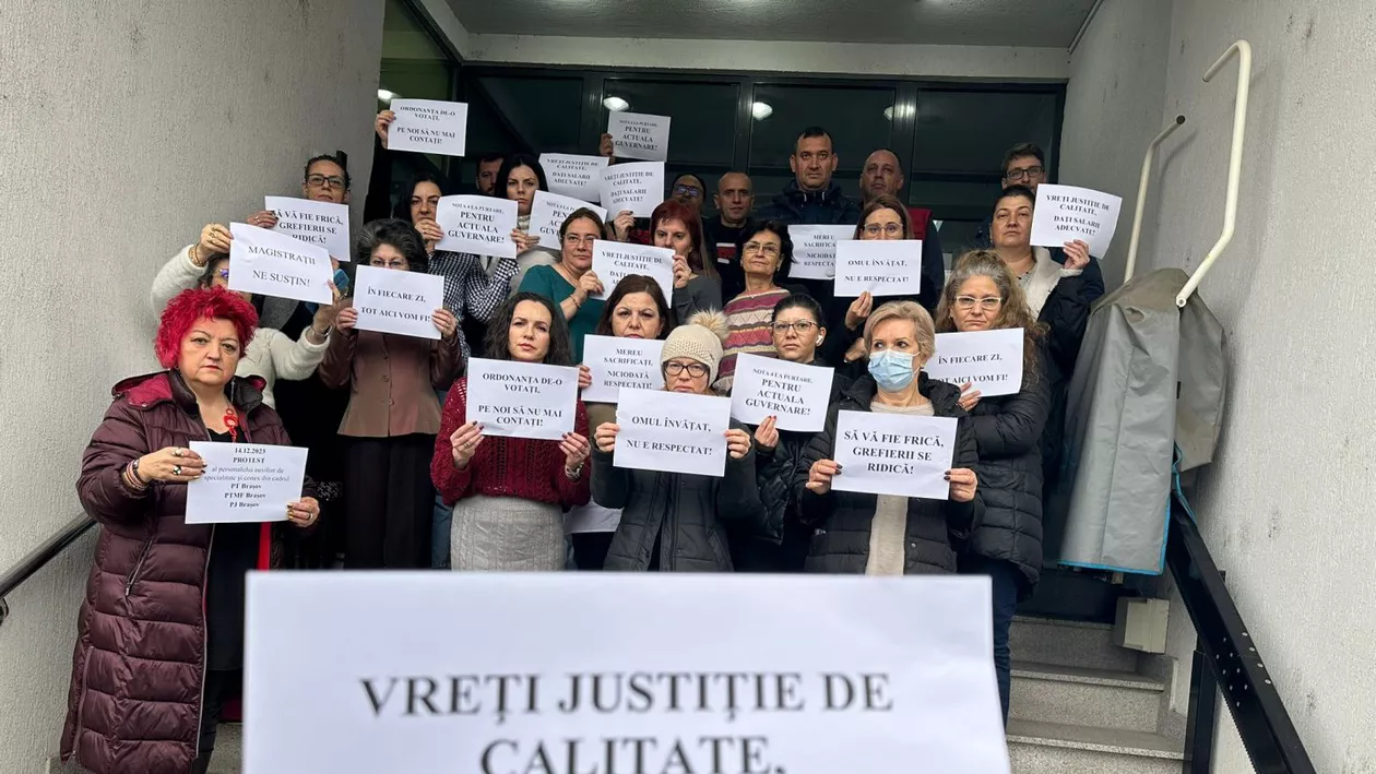 Grefierii protestează în fața DNA: „Vreți justiție de calitate, dați salarii adecvate”