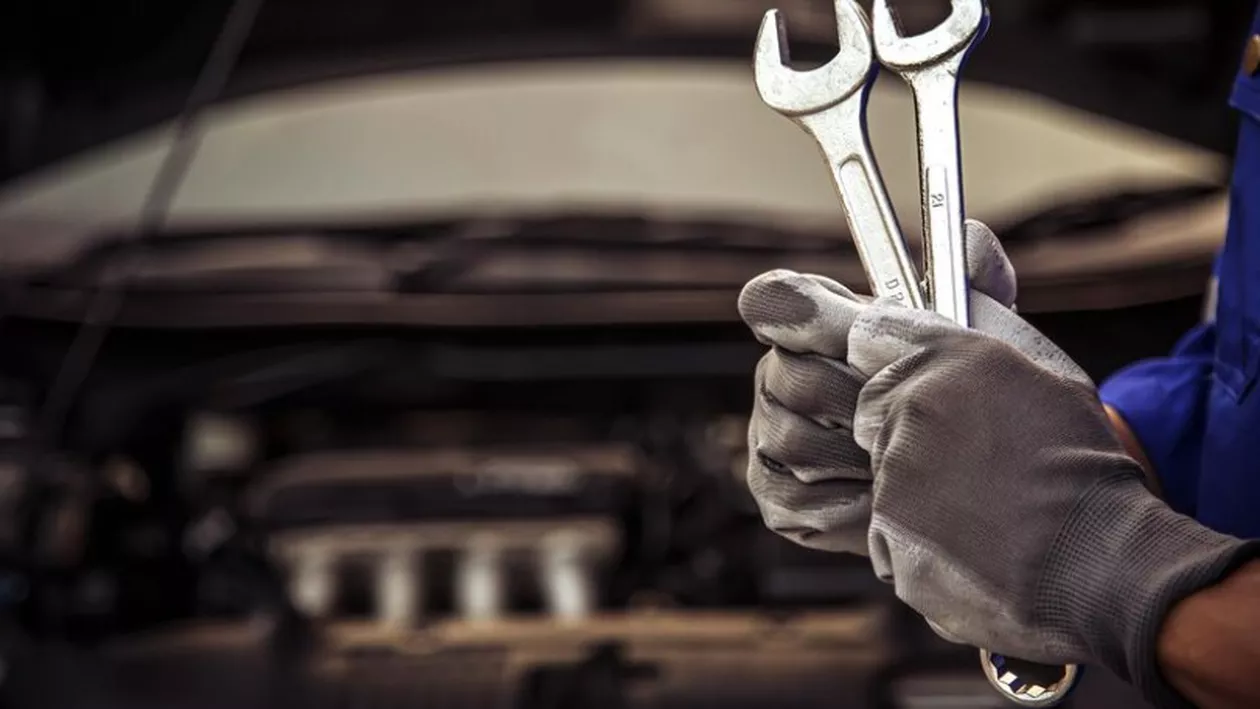 Dacia Logan și Tesla Model 3, în topul mașinilor cu cele mai dese defecte