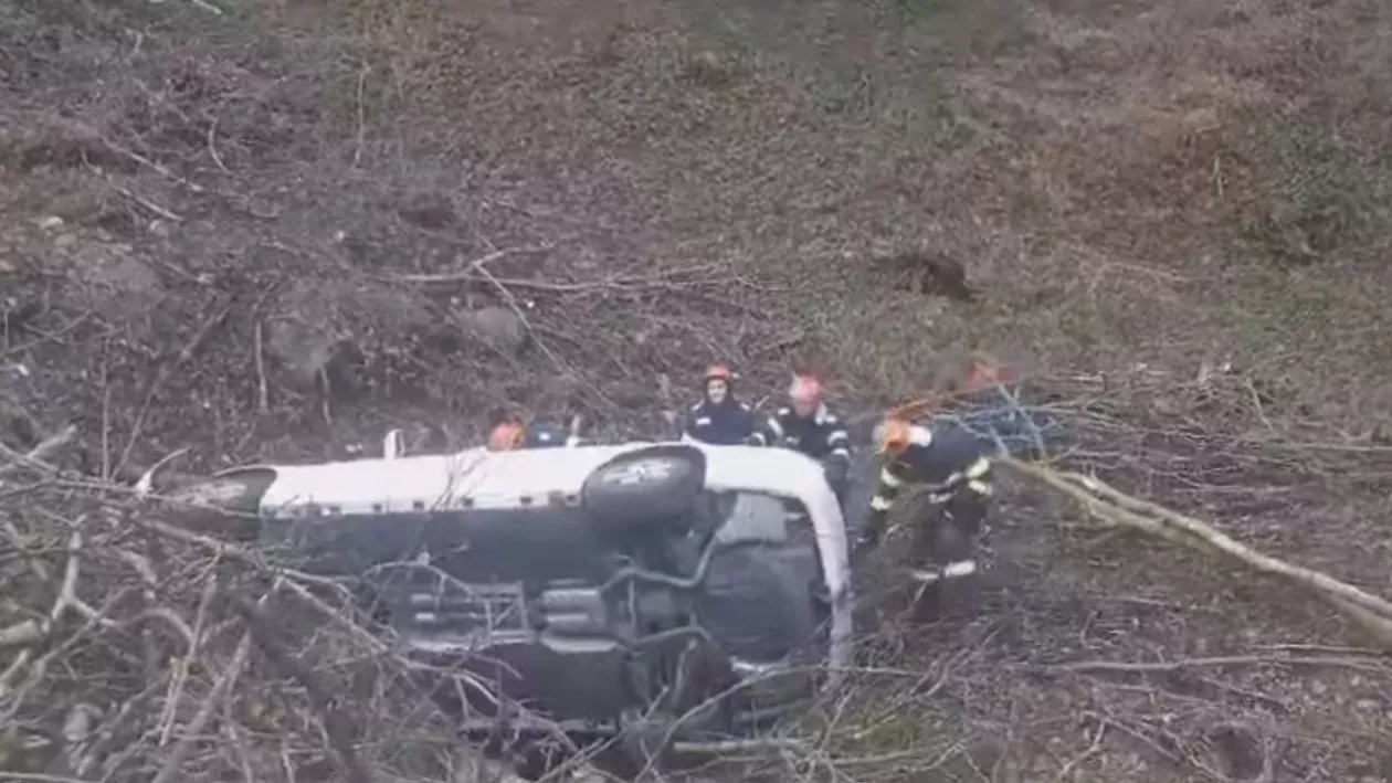 Accident rutier pe Valea Oltului: Un autoturism cu 4 pasageri a căzut într-o prăpastie (VIDEO)
