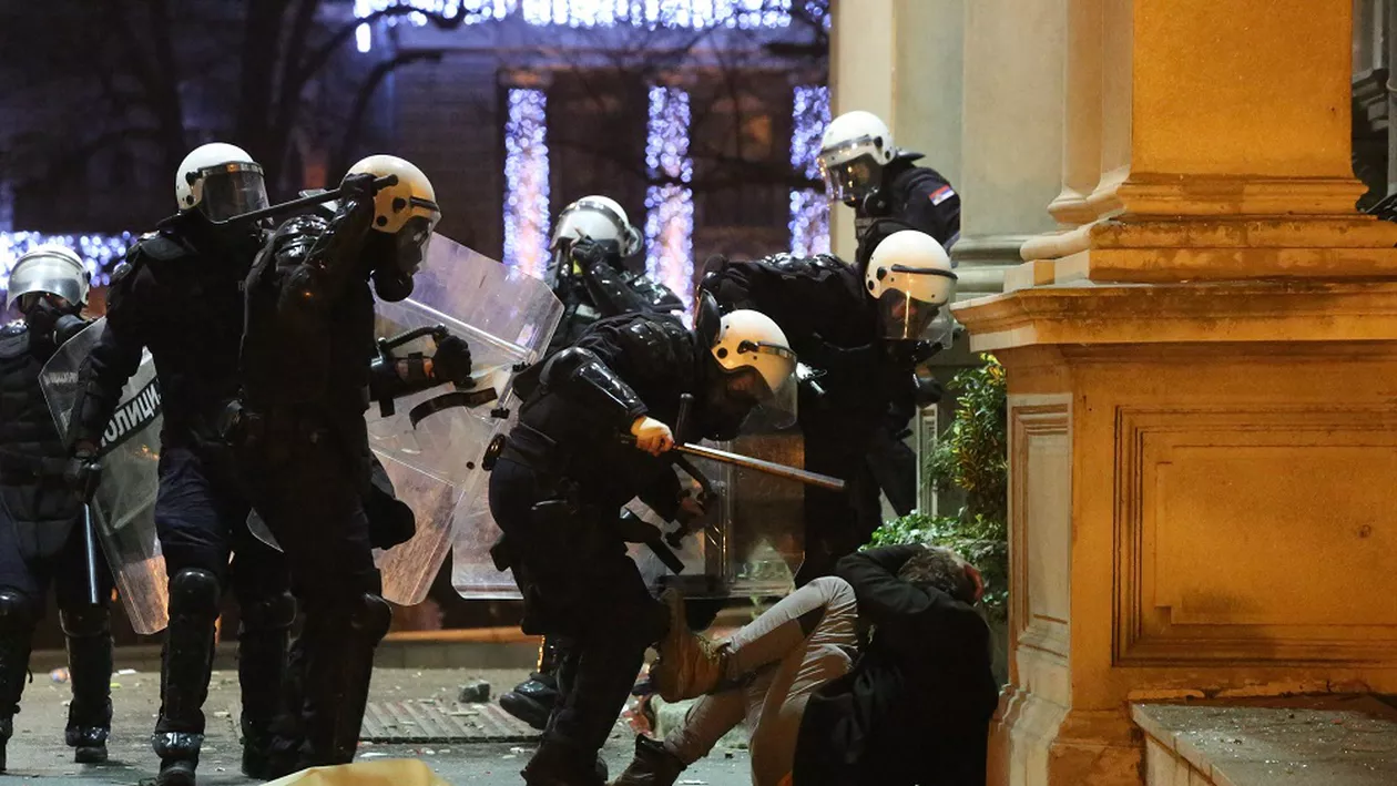 Bilanțul violențelor din Belgrad: 8 polițiști răniți și zeci de persoane reținute după protestul opoziției sârbe (VIDEO)