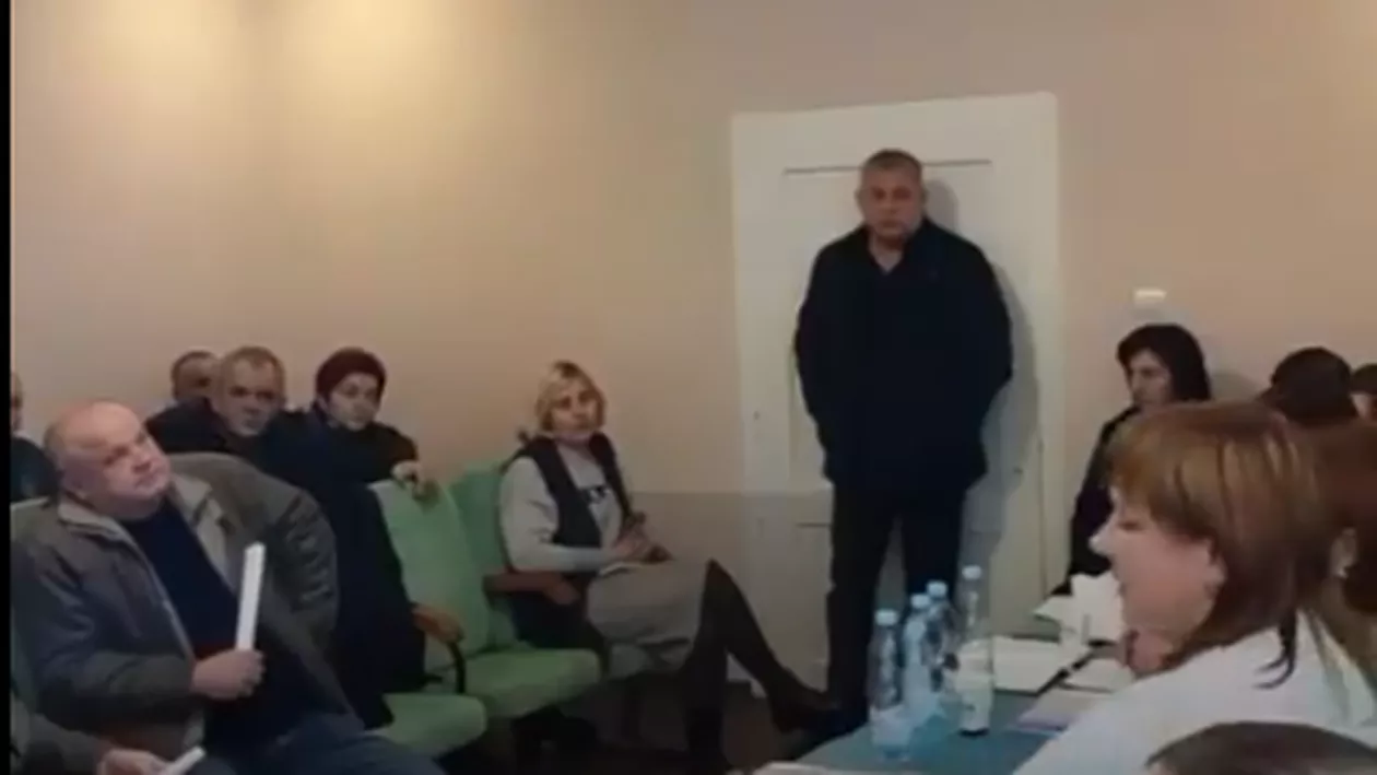 Un deputat a detonat mai multe grenade la o ședință de consiliu local, în Transcarpatia. 26 de persoane au fost rănite (VIDEO)