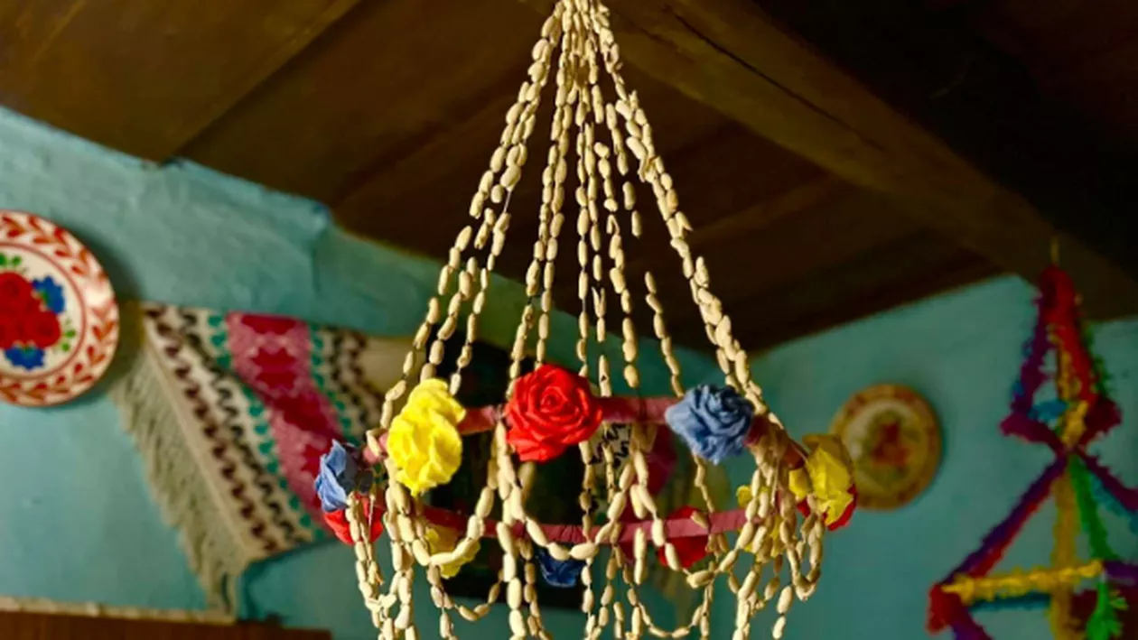 Bradul din Ardud, împodobit din boabe de fasole, unic în România. A fost realizat după tradiția din zona Codrului (FOTO)