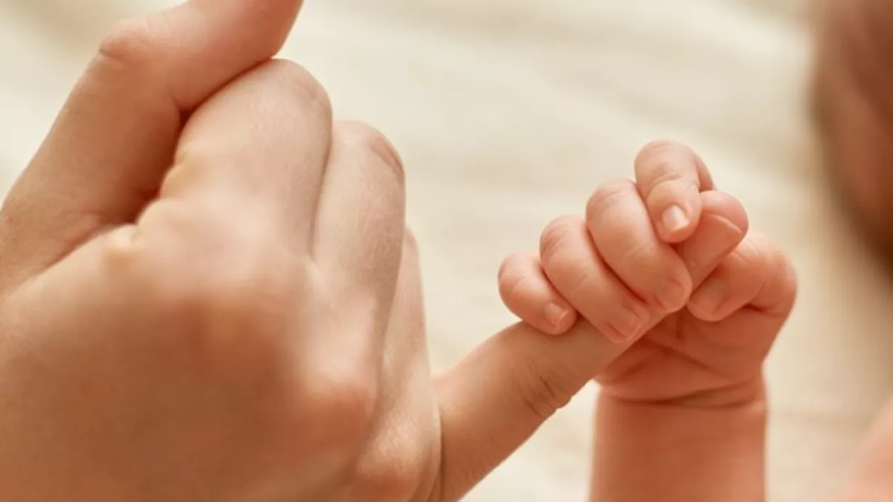 România, cea mai mică natalitate din istorie. Banii, sănătatea și viitorul copiilor îi împiedică pe tineri să devină părinți