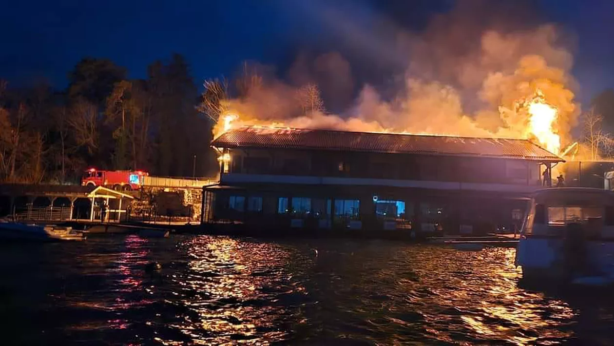 Incendiu la Taverna lui Pescobar. Flăcările uriașe se extind cu repeziciune. 10 persoane au fost evacuate