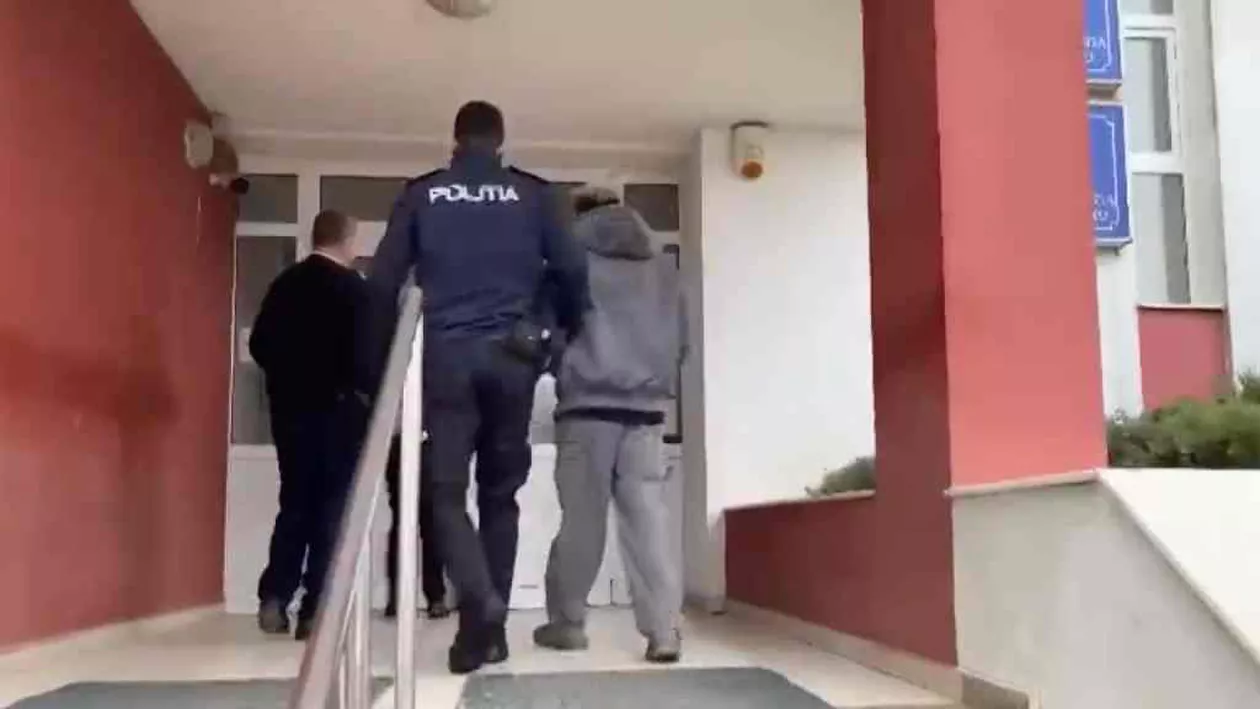 Un cunoscut manelist a fost reţinut pentru înşelăciune, după ce a dat o ţeapă de 2.000 de euro