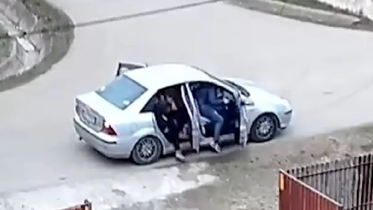 11 persoane și un câine în aceeași mașină mică la Măgura, în Bacău. Momentul a devenit viral în online (VIDEO)