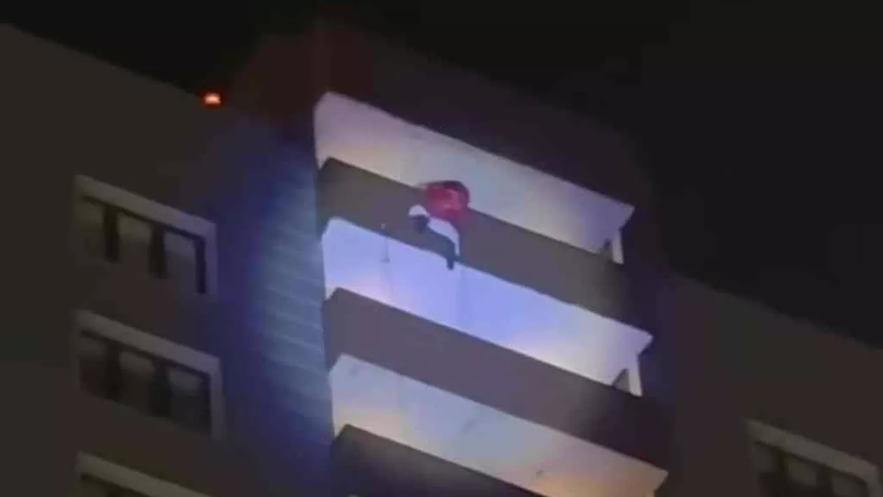 Un tânăr alpinist costumat în Moș Crăciun, care pregătea o surpriză pentru copiii adunați în fața blocului, a căzut de la etajul 24 (VIDEO)