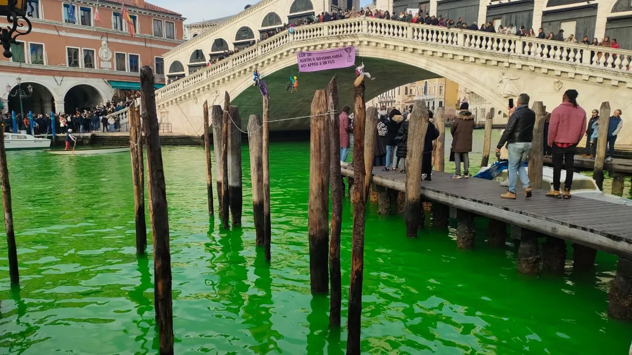 Activiștii de mediu au „eco-vandalizat” apa din Marele Canal din Veneția: „Știm că viitorul nostru este în pericol și că nu se face nimic pentru a-l proteja”