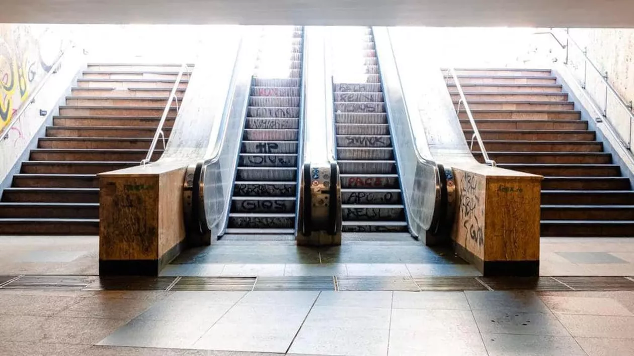 Nicușor Dan: Scări rulante noi vor fi instalate, anul viitor, în fiecare punct de acces din Piața Universității