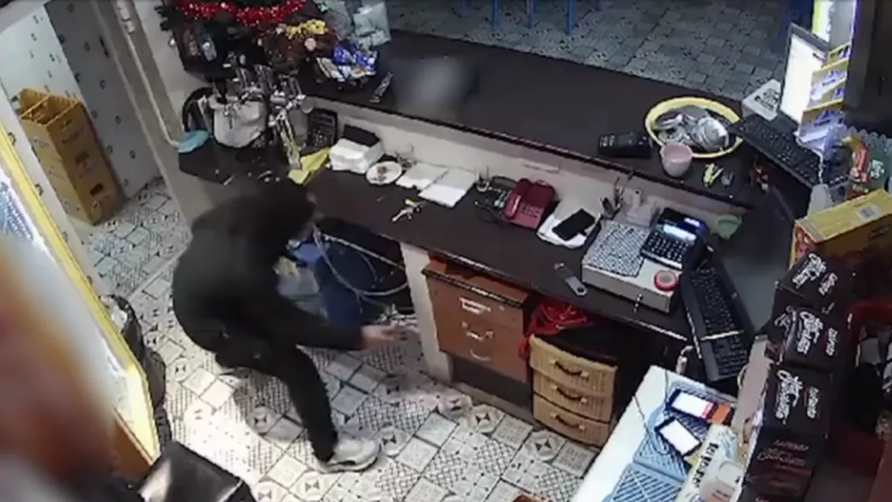 Hoțul din Galați care a terorizat tot orașul. A furat dintr-un bar 1.500 de lei de sub nasul angajatei