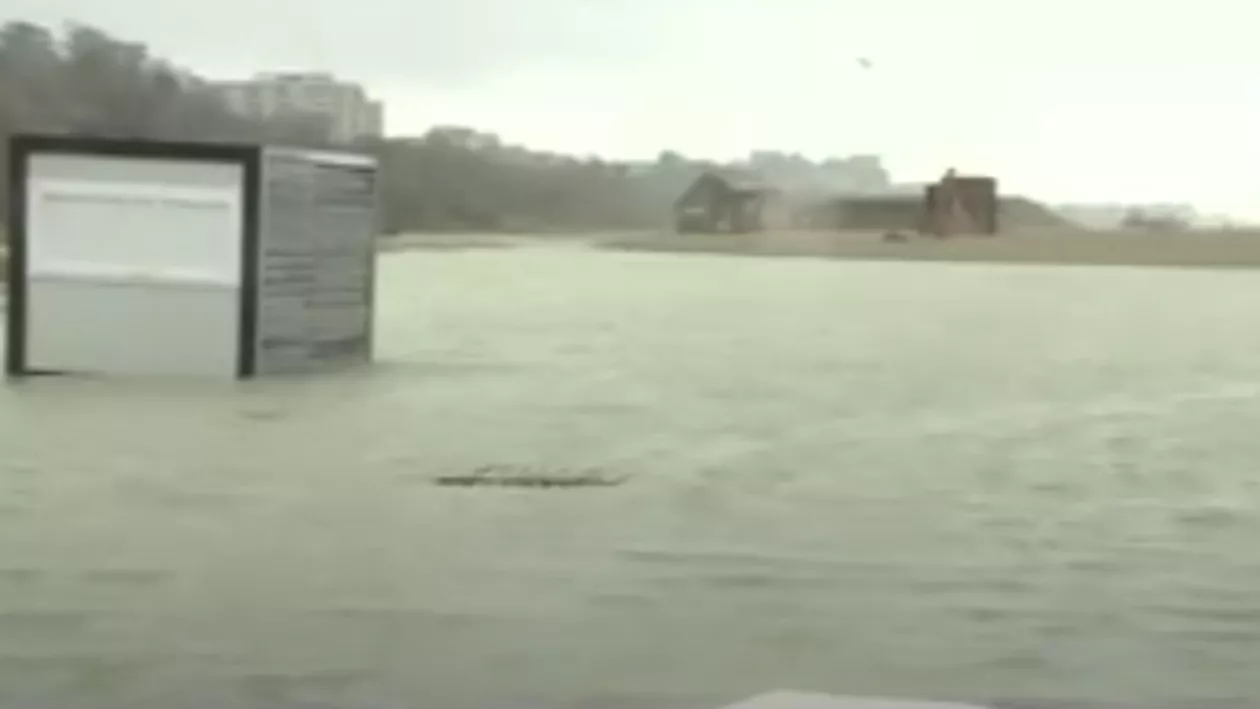 Plaja Modern din Constanța s-a inundat. Conducta care trebuia să preia apa s-a înfundat