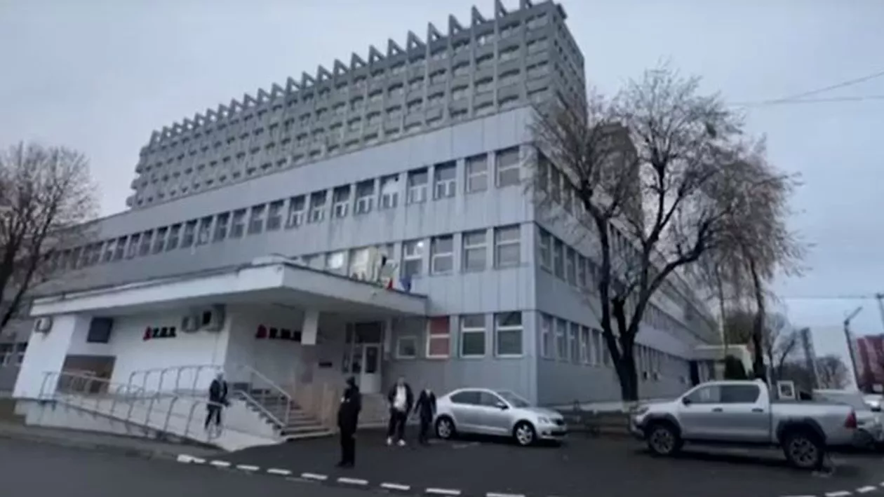 O mamă a fost externată cu bebelușul în brațe, în halat și papuci, de la Spitalul de Urgență Baia Mare pentru că se încheiase programul la garderobă