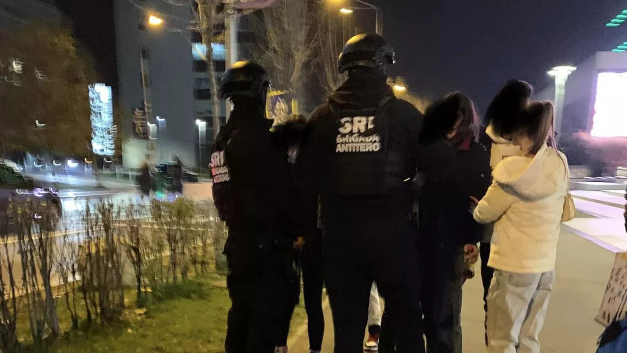 Intervenție a echipelor antitero SRI, la mall Promenada din Bucureşti: Un bărbat a amenințat oamenii cu un cuțit