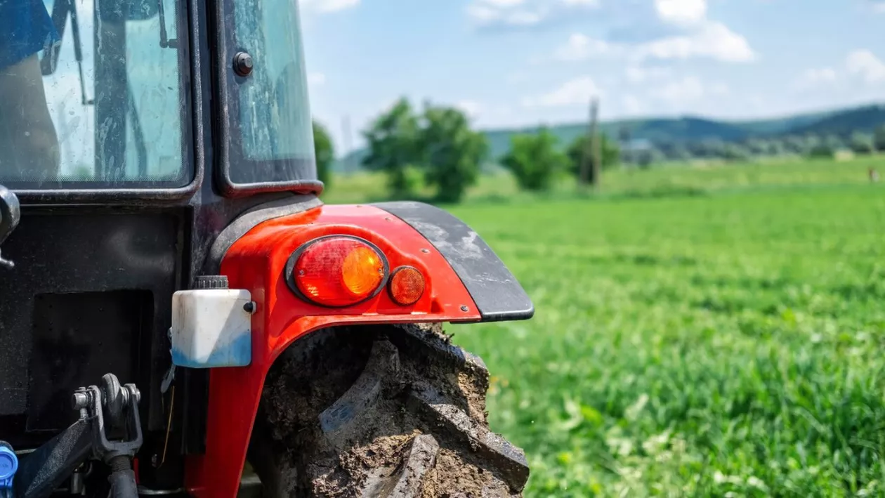Tragedie în Bosanci: Fetiță de 12 ani moartă după ce tractorul condus de un adolescent s-a răsturnat