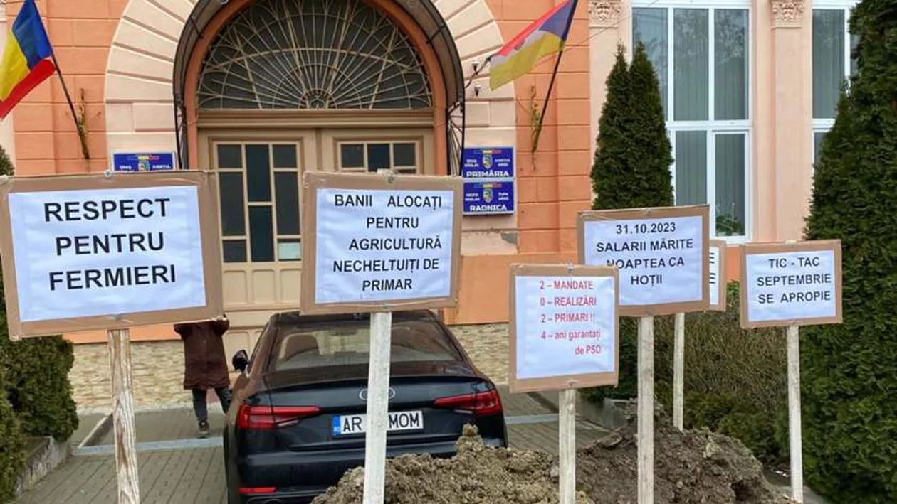 Fermierii din Arad au răbufnit. Au turnat mai multe basculante cu pământ în fața Primăriei, la Nădlac (VIDEO)