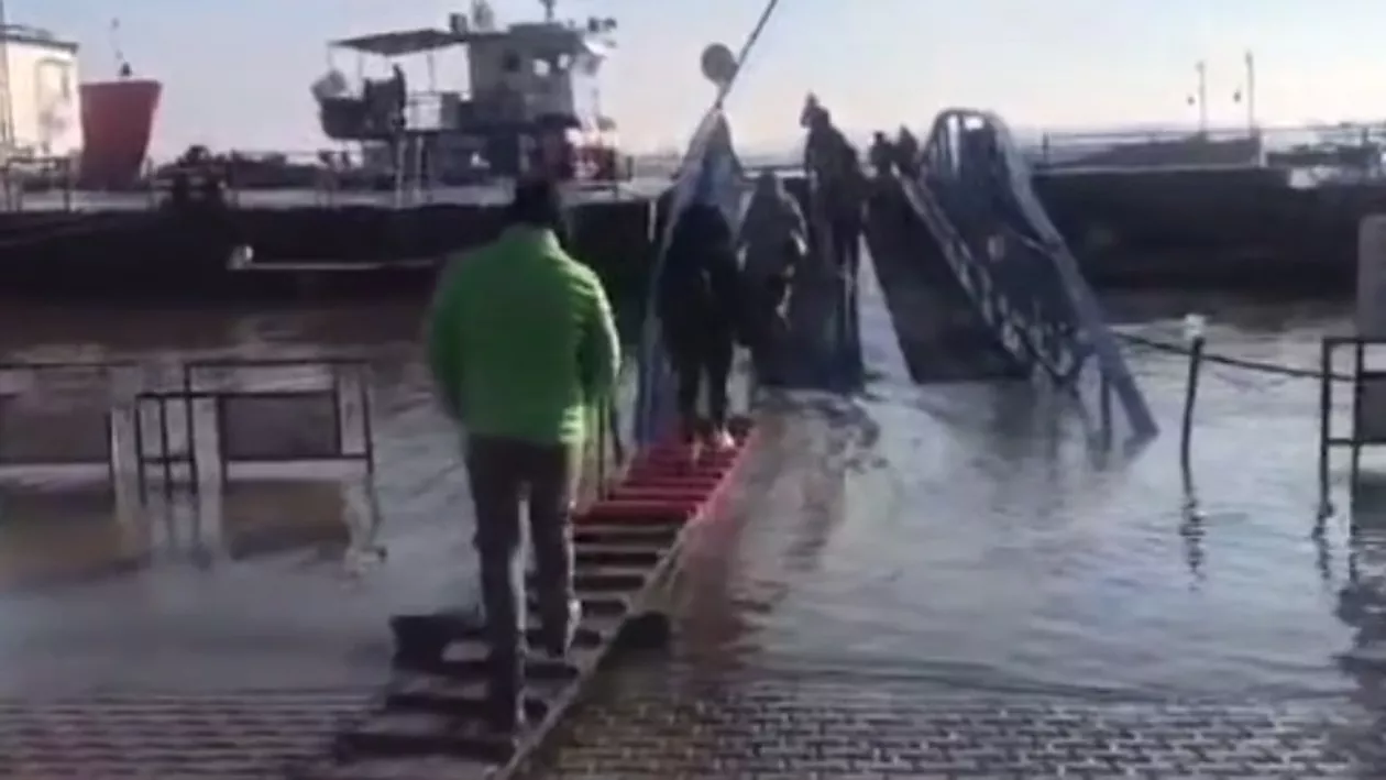 Pasarela feribotului care face legătură între oraşul Galaţi şi judeţul Tulcea a fost inundată