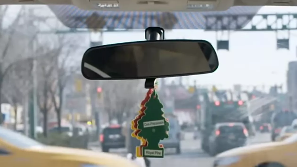 Atenţie, şoferi! Amenzi uriașe pentru cei care pun brăduți parfumați la oglinda retrovizoare a mașinii